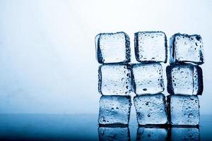 ice pack het resultaat van het water is voordat het ijs meerdere blokken heeft gestapeld. de oorsprong van het idee. en een mooie lay-out. eten en drinken concepten cool foto