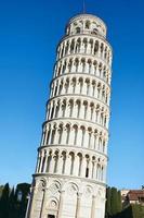 pisa, italië, 2021 - scheve toren van pisa op blauwe hemelachtergrond foto