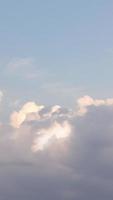 blauwe lucht met wolken achtergrond natuur, verticaal foto