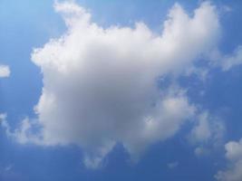 blauwe lucht met wolk achtergrond natuur foto