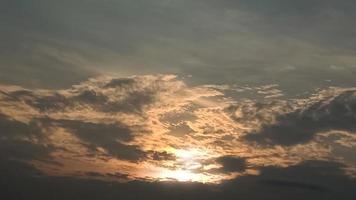 zonsondergang helder zonlicht hemel met wolken achtergrond natuur foto