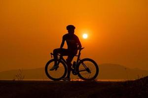 silhouet van een fietser op zonsondergang in thailand. foto