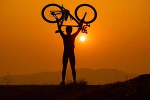 silhouet van een fietser op zonsondergang in thailand. foto