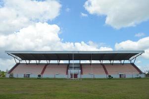 klein stadion met groen gras foto