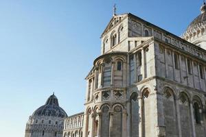 pisa, italië, 2021 - uitzicht op de doopkapel van pisa en de kathedraal van pisa. plein van wonderen, kathedraalplein foto