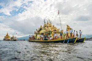 inle-lake, myanmar - 6 oktober 2014 - het festival van de phaung daw oo-pagode bij het inlemeer wordt één keer per jaar ceremonieel rond het meer geroeid. foto