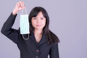 Aziatische zakenvrouwen moeten een masker gebruiken om het gezicht te bedekken om vervuiling door stof te voorkomen foto