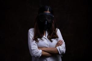 gestresste Aziatische vrouwen moeten een gasmasker gebruiken om stofvervuiling te voorkomen en infectie door virussen te voorkomen die zich in de lucht verspreiden foto