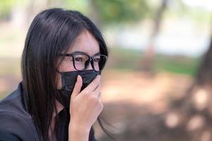 Aziatische zakenvrouwen moeten een gezichtsmasker gebruiken om stofvervuiling te voorkomen en virusinfectie te voorkomen, tijdens het uitbreken van het coronavirus dat thuis moet werken foto