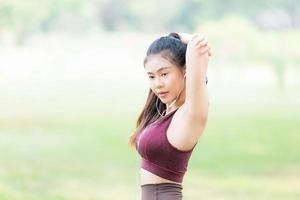 mooie aziatische vrouwen oefenen elke ochtend in het park, het is een levensstijl voor ontspanning en een goede gezondheid van het lichaam foto