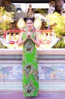 een mooie Aziatische vrouw maakt een foto in een Chinees kostuum