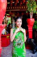 Aziatische mooie vrouw gefotografeerd in Chinese klederdracht voor het Chinese Nieuwjaarsevenement foto