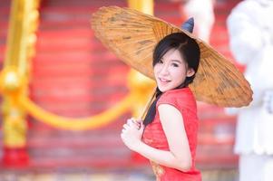 Aziatische mooie vrouw gefotografeerd in Chinese klederdracht voor het Chinese Nieuwjaarsevenement foto