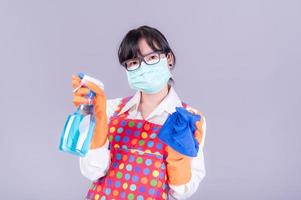Aziatische vrouwen moeten maskers gebruiken om stofvervuiling te voorkomen en infectie door virussen die zich in de lucht verspreiden te voorkomen door te reinigen met alcoholspray foto