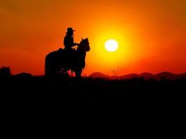 westerse cowboys zitten te paard onder de zon en bereiden zich voor om geweren te gebruiken om zichzelf te beschermen in een land dat nog niet legaal is