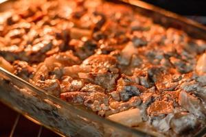 een heerlijk voedzaam gerecht met vlees, champignons, groenten en aardappelen, gebakken in een romige saus in een oven foto
