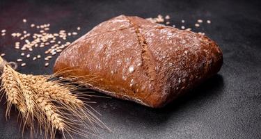 mooi lekker, vierkant bruin brood op een donkere betonnen ondergrond foto