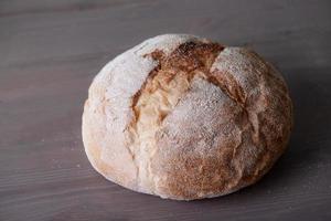 vers gebakken huisgemaakt ambachtelijk brood foto