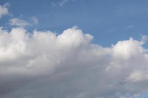 witte wolken met blauwe lucht foto