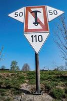 verticale opname van een verkeersbord op de Rijnoever foto