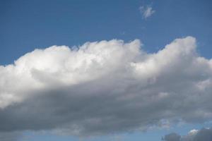 witte wolken met blauwe lucht foto