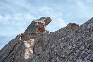 schilderachtig uitzicht op een rotsformatie buiten op bewolkte hemelachtergrond foto