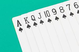 kaarten op groene casinotafel foto