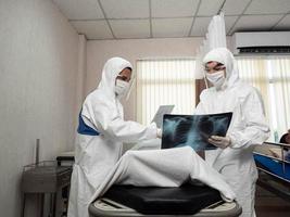 ziekenhuis kliniek laborator arts verpleegster wetenschapper draag medisch masker ppe handschoenen wit technologie uniform beschermen hand vasthouden flim x-ray gezondheidszorg behandeling patiënt covid-19 corona virus gevaar ziekte foto