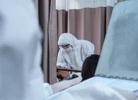 ziekenhuiskliniek of laboratorium arts wetenschapper draag ppe wit geïsoleerd uniform ziekbed patiënt zakenlieden voor behandeling gezondheidszorg antivirus covid-19 rsv corona bacteriën ziekte medische bescherming. foto