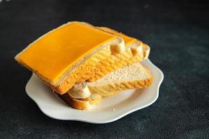 kaas sandwich cheddar of mimolette kaas verse gezonde maaltijd voedsel snack dieet op tafel kopieer ruimte voedsel achtergrond foto