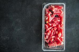 spek kleine rauwe stukjes varkensvlees rook cuire verse gezonde maaltijd voedsel snack dieet op tafel kopieer ruimte voedsel foto