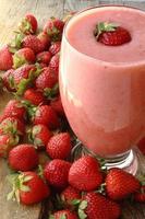roze smoothie gemaakt met aardbeien foto