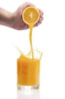 hand knijpt vers sinaasappelsap