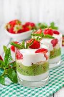 romig dessert met aardbeien en kiwi