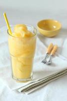 mango en passievrucht smoothies drankjes op witte achtergrond