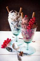 ijsjes met rode aalbessen foto