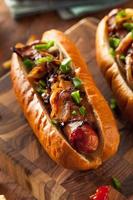 zelfgemaakte in spek gewikkelde hotdogs