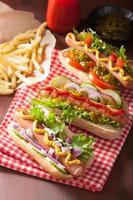 gegrilde hotdogs met groentenketchup mosterd foto