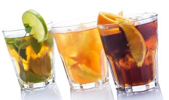 cocktails met verschillende citrusvruchten foto