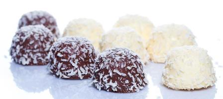 chocoladesuikergoed met kokosvlokken foto