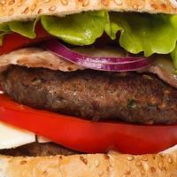 grote zelfgemaakte hamburger foto