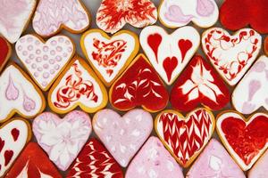 valentijnsdag koekjes. hartvormige koekjes voor valentijnsdag. rode en roze hartvormige koekjes. romantisch naadloos patroon met koekjesharten. foto