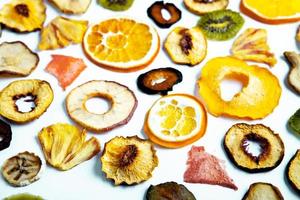 biologische gezonde geassorteerde gedroogde fruitmix close-up. gedroogd fruit tussendoortjes. gedroogde appels, mango, feijoa, gedroogde abrikozen, pruimen bovenaanzicht foto