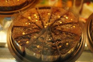 cake in glazen kast in stukjes gesneden verkocht in een coffeeshop foto