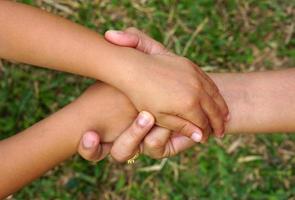 moeders hand met de hand van een klein meisje op de achtergrond bokeh. liefde en familie concept. foto