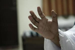 menselijke hand opgestoken voor hulp foto