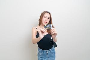 portret mooie aziatische vrouw met creditcard foto