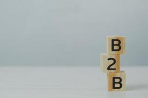houten kubussen met b2b business to business op tafel en kopieer space.business concepten. foto