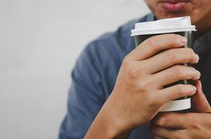 man drinken koffie papieren beker kopie ruimte. foto