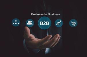 hand zakenman pictogram b2b business to business virtueel scherm internet business big data technologie concept.